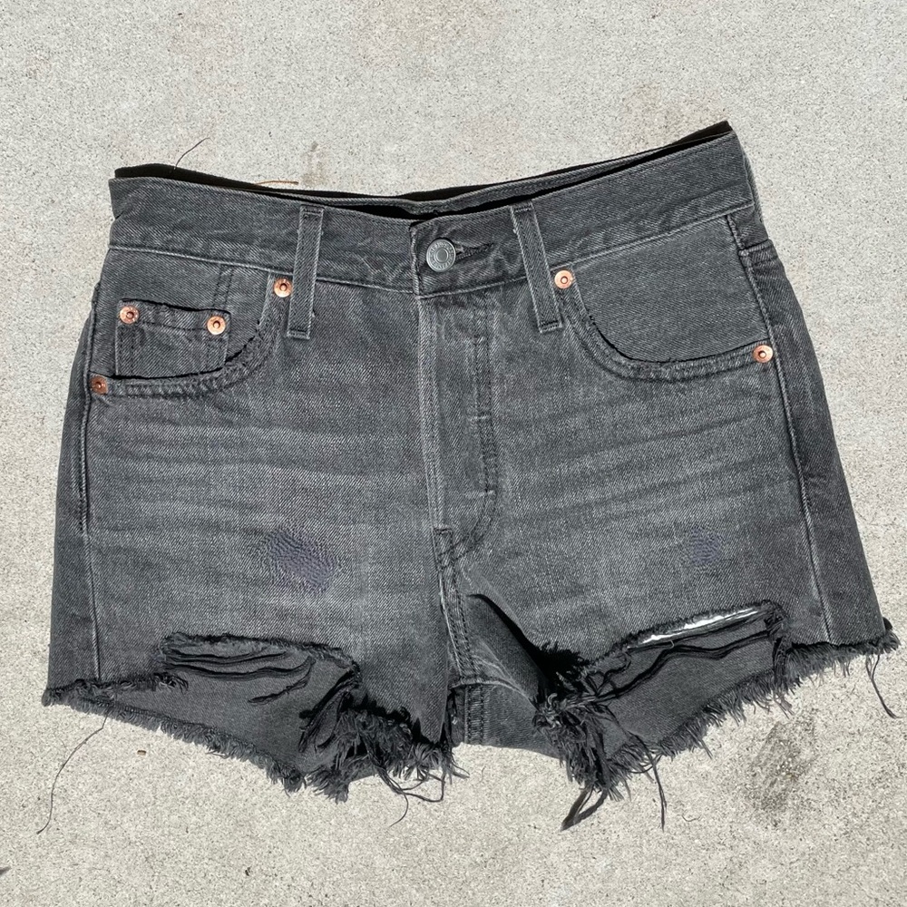LEVIS- womens 501 Levi’s jean shorts. Gray wash. Size 23